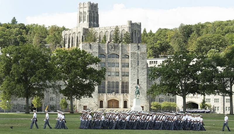 Los miembros de la Academia Militar de EE. UU. en West Point Clase de 2026 se unen oficialmente al Cuerpo de Cadetes durante el Desfile del Día de la Aceptación en The Plain el 13 de agosto de 2022.