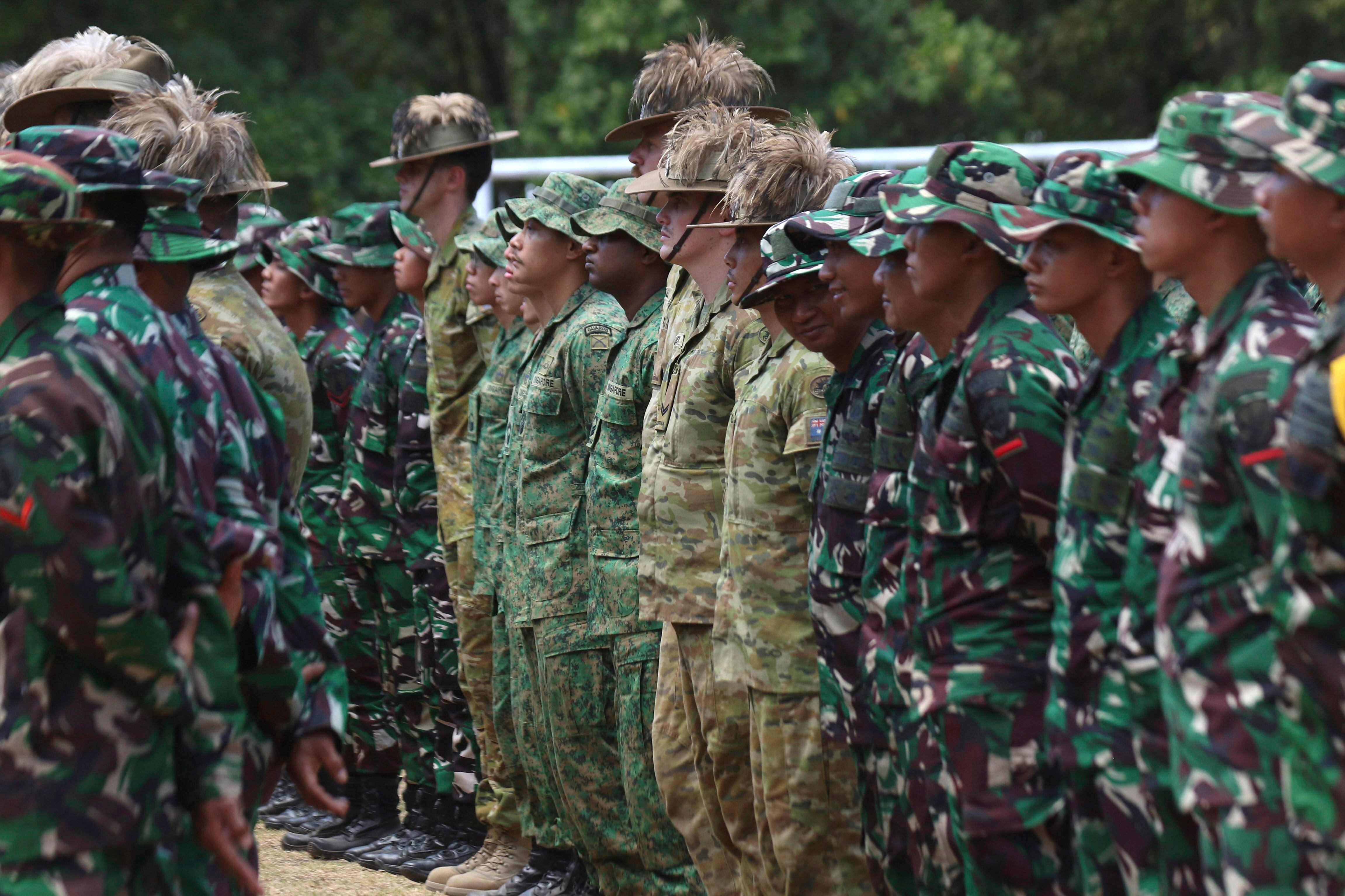 Marines share amphibious training, history with Singapore guardsmen