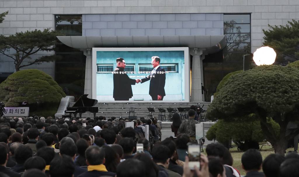 South Korean President Moon Jae-in, right, and North Korean leader Kim Jong Un