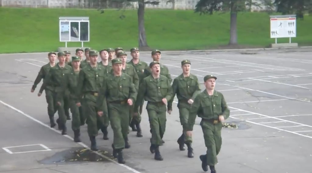 indhente Mudret zone Watch Russian military recruits march while singing 'Barbie Girl'