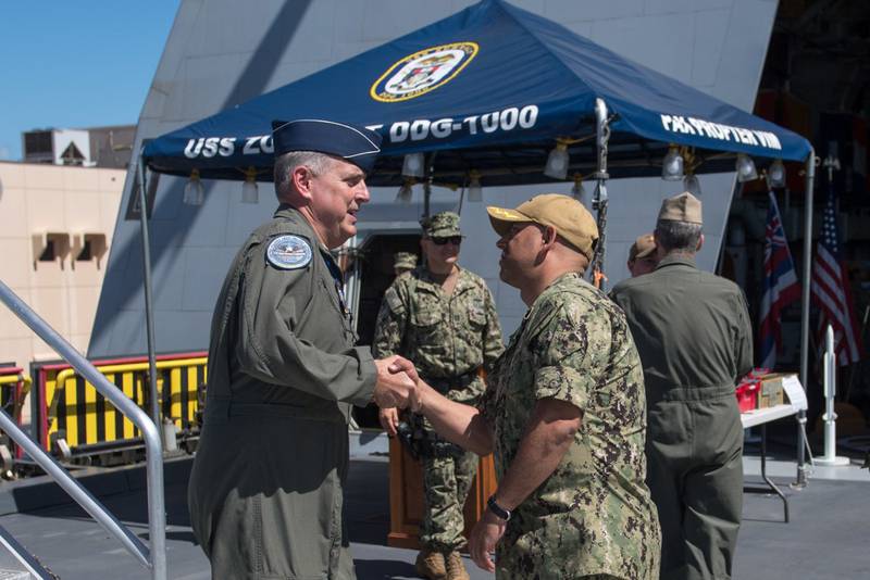 Capt. Andrew Carlson, commanding officer of guided-missile destroyer USS Zumwalt, shakes hands with then-U.S. Indo-Pacific Command Chief of staff Maj. Gen. Mike Minihan (left) on the flight deck. (Specialist 2nd Class Jonathan Jiang/Navy)