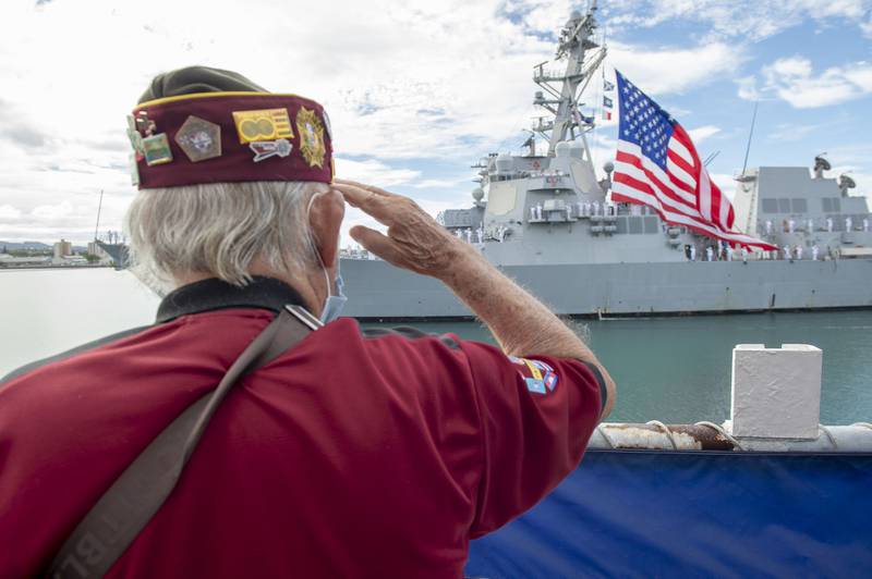 Military veteran Wendell Newman salutes the guided-missile destroyer USS Michael Murphy (DDG 112) during the pass in review portion of the 75th anniversary of the End of World War II commemoration ceremony at Pearl Harbor, Hawaii, Sept. 2, 2020.