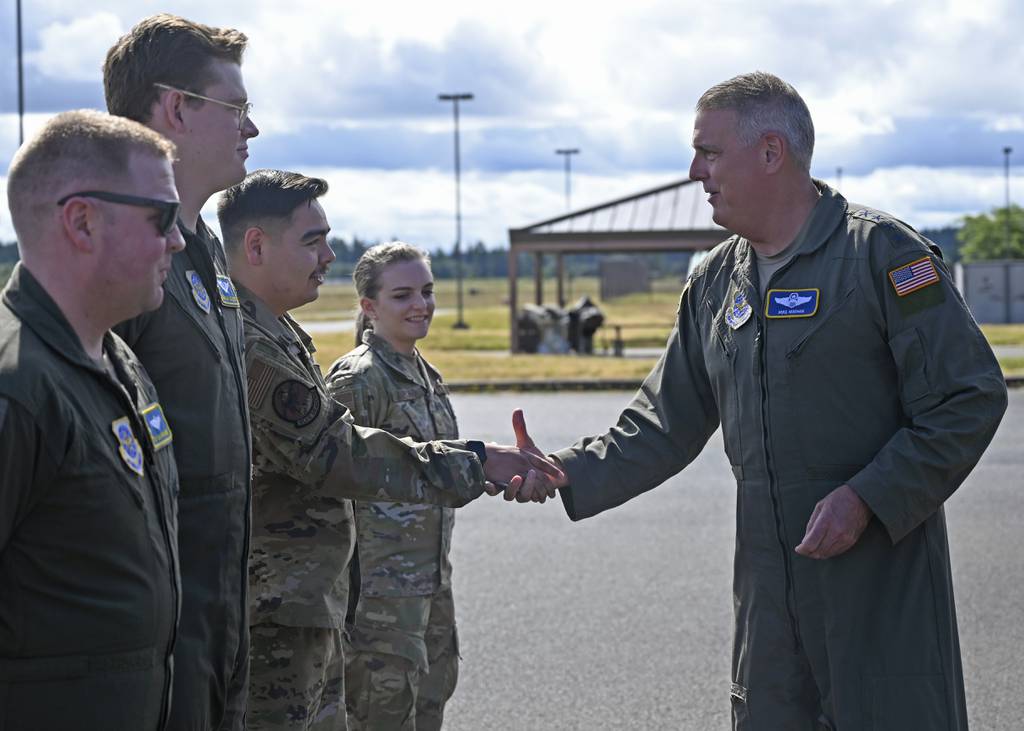 Air Force Gen. Mike Minihan, Air Mobility Command commander, coins the 2021 AMC Doolittle Award winners during his visit to Joint Base Lewis-McChord, Washington, July 7, 2022. The crew of RCH683 was recognized for their participation in Operation Allies Refuge, which evacuated thousands of Afghans from Kabul, Afghanistan, in August 2021. (Senior Airman Callie Norton/Air Force)