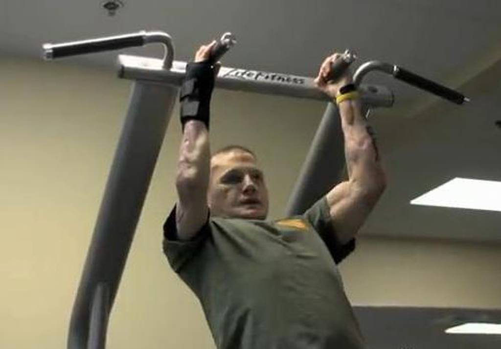Video: Wounded warrior Kyle Carpenter knocks out pullups