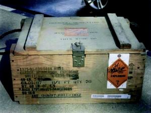 米軍　EXPLOSIVE MINES BOX Original Russian WWII PMD-6M Wooden Box Mine with Fuze and