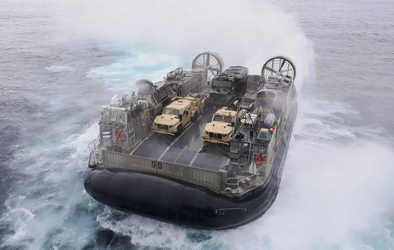 A landing craft, air cushion transits ashore Aug. 8, 2020, after departing amphibious assault ship USS Makin Island (LHD 8) in the Pacific Ocean.