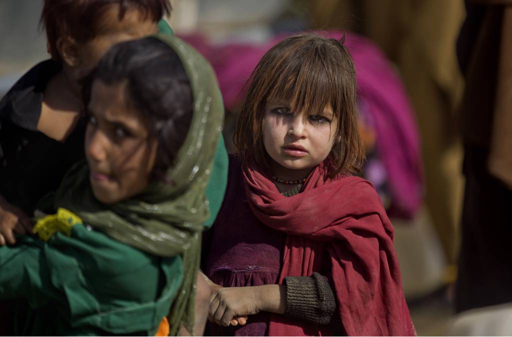 Pakistanis flee offensive, find danger in Afghanistan