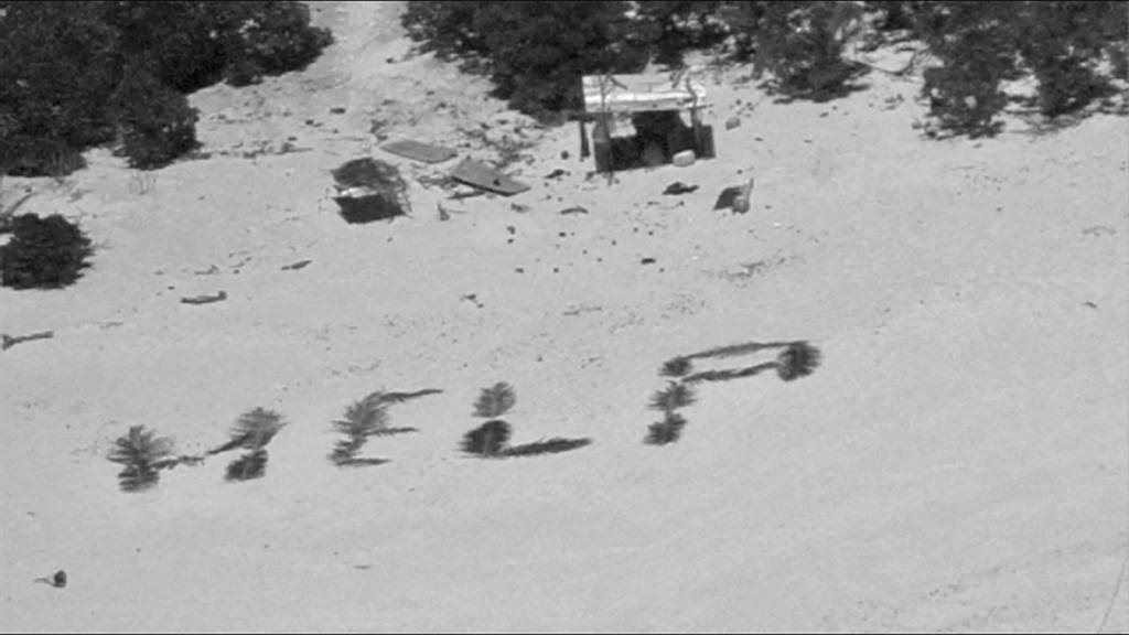 Retter der Marine und der Küstenwache, die das Wort „Hilfe“ in Palmwedel schrieben