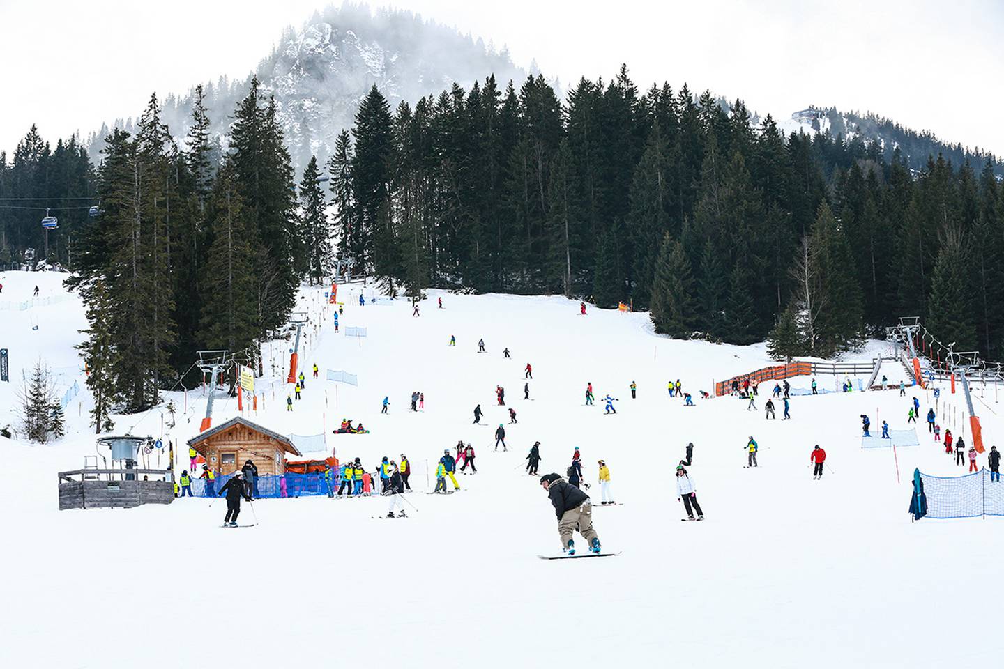 Soldiers snowboard during a Warrior Adventure Quest trip at the Edelweiss Lodge and Resort, Garmisch, Germany, Jan 7, 2019.