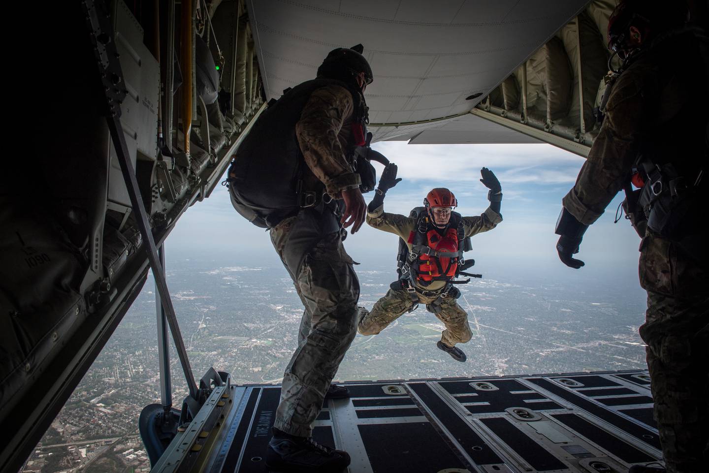 A combat controller with the Kentucky Air National Guard’s 123rd Special Tactics Squadron jumps from a Kentucky Air Guard C-130J Super Hercules for a parachute demonstration during the Thunder Over Louisville air show at Louisville, Ky., April 23, 2022. (Staff Sgt. Clayton Wear/Air National Guard)