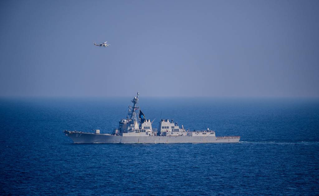 Americký torpédoborec USS Mason sestřelí v Rudém moři dron a protilodní střelu