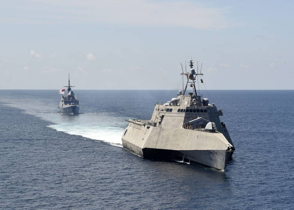 The Independence-variant littoral combat ship USS Gabrielle Giffords (LCS 10), front, exercises with the Republic of Singapore navy Formidable-class multi-role stealth frigate RSS Steadfast (FFS 70) in the South China Sea, May 25, 2020.