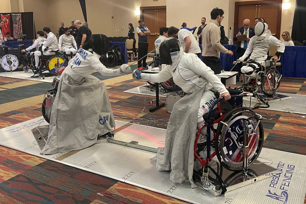 Los veteranos se sumergen en el mundo de la esgrima en silla de ruedas