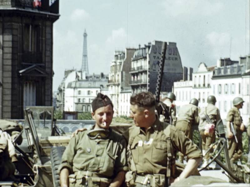 U.S. soldiers in Paris with the Eiffel Tower