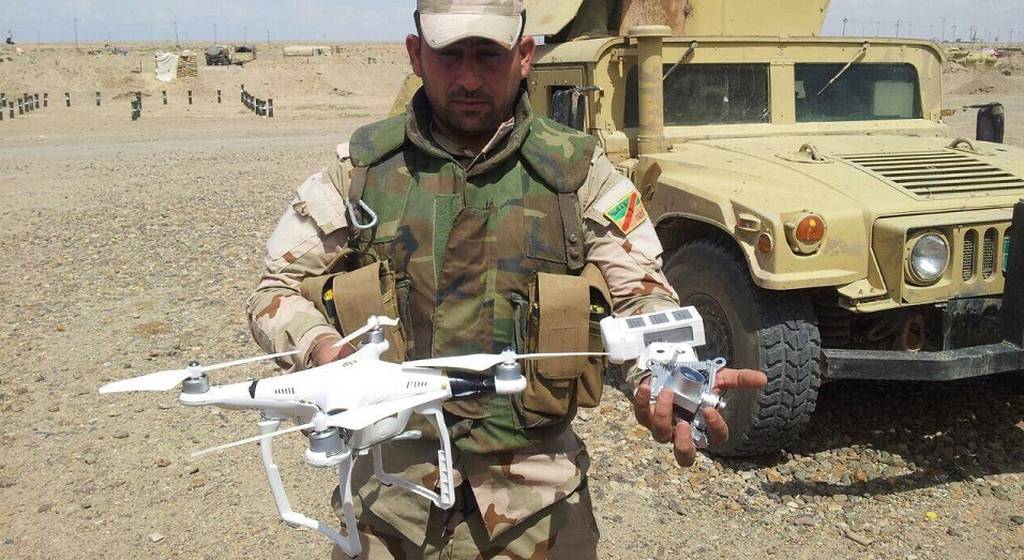 udgifterne ledsage Krympe ISIS using small drones to drop bombs on Iraqis