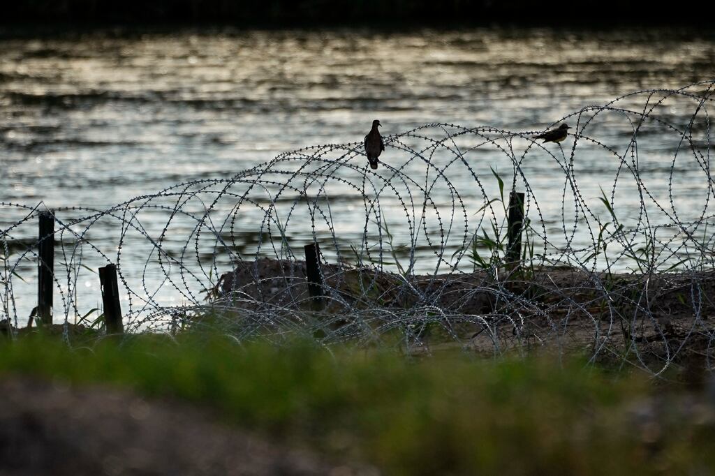 Judge orders feds to stop cutting C-wire Texas Guard put up on border