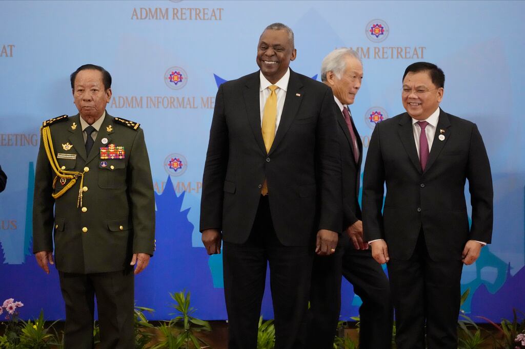 US and Chinese defense chiefs meet in Cambodia